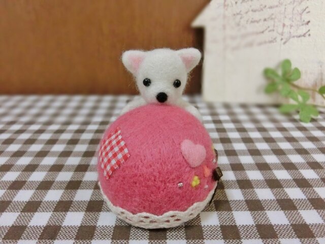 O様ご予約品 しがみつきチワちゃんのピンクッションの画像1枚目