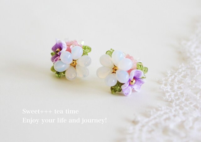 紫陽花のブーケ★ヨーロピアンビーズとペリドットの刺繍ピアスの画像1枚目