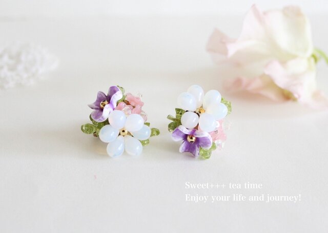 紫陽花のブーケ★ヨーロピアンビーズとペリドットの刺繍イヤリングの画像1枚目