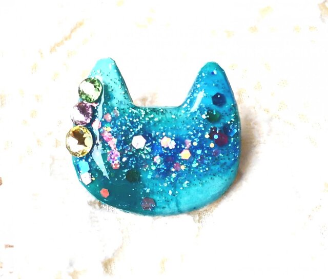 猫型ブローチペールグリーンスワロ付きの画像1枚目