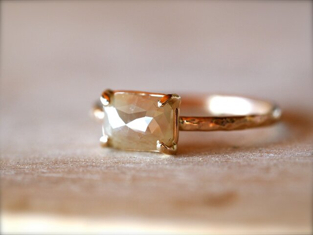 Beige Baguette Diamond Ringの画像1枚目