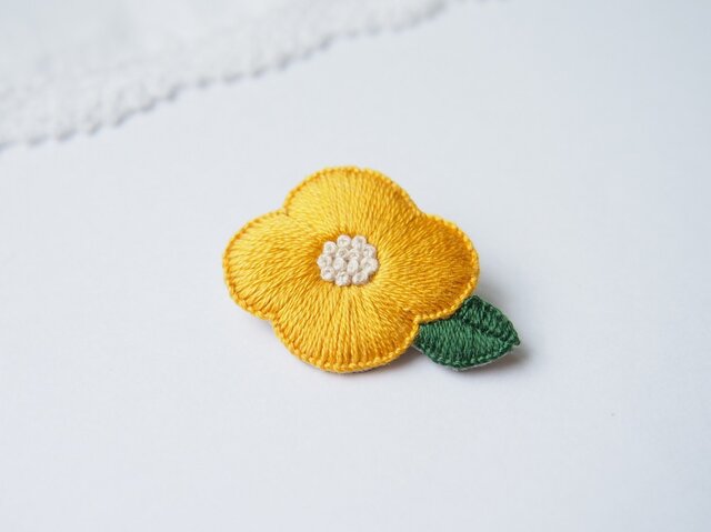 受注制作]お花の刺繍ブローチ（yellow） | iichi 日々の暮らしを 
