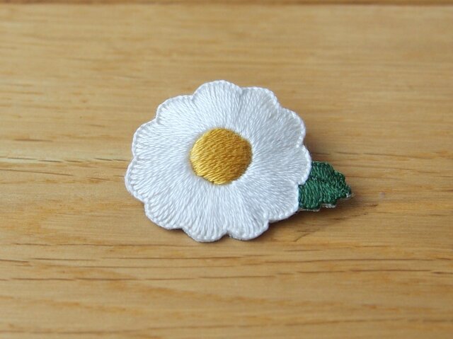マーガレットの刺繍ブローチの画像1枚目