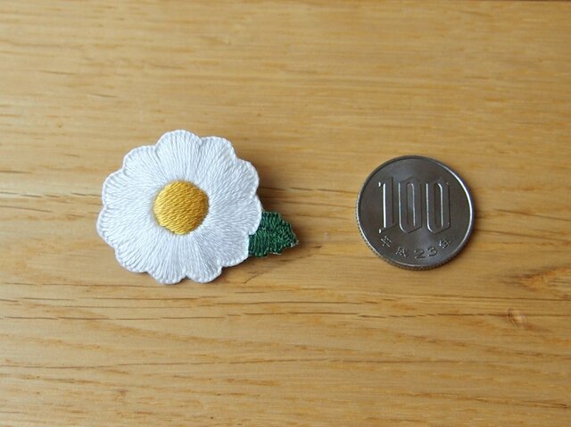 プチポアン・プチポワン☆刺繍ブローチ　スノーポール　マーガレット　ハンドメイド プチポアン・プチポワン☆刺繍ブローチ スノーポール