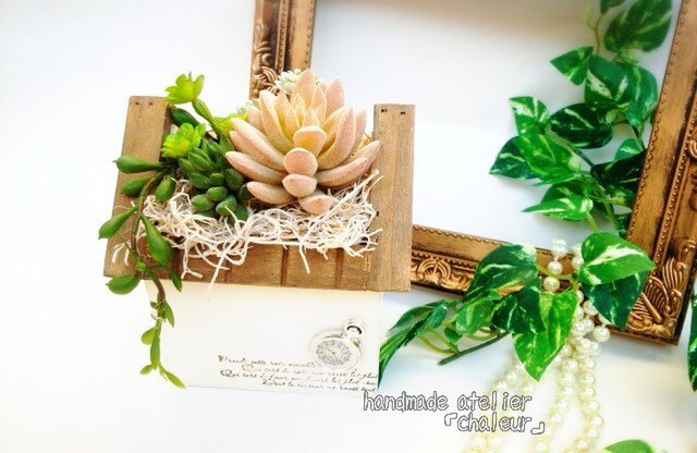ナチュラルなお部屋に!ナチュラルハウスポットにフェイク多肉植物の画像1枚目