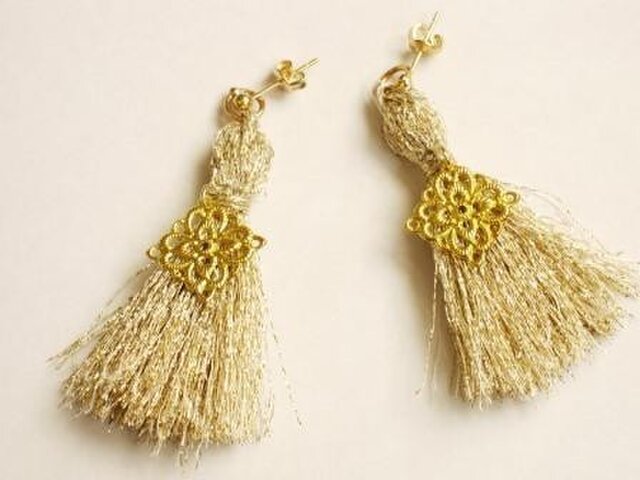ゴールド ラメ入り手作りタッセルピアス Iichi ハンドメイド クラフト作品 手仕事品の通販