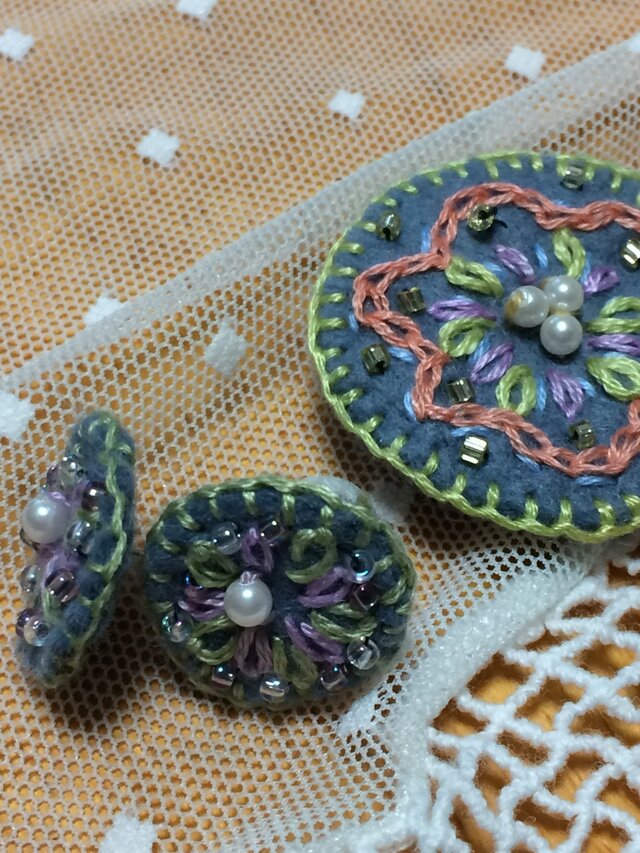 レトロ手刺繍ピアス♪冬の画像1枚目