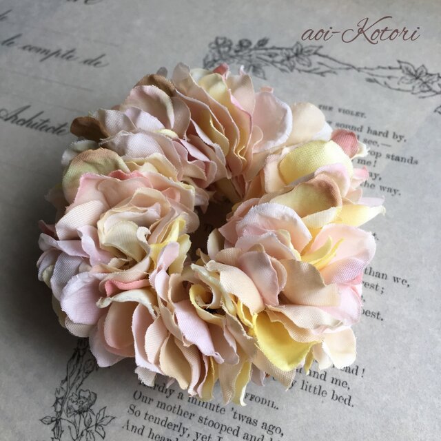 花びらシュシュの画像1枚目