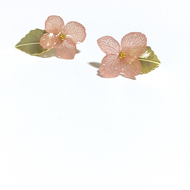 *ヴィンテージピンク*紫陽花とゴールドリーフピアスの画像1枚目