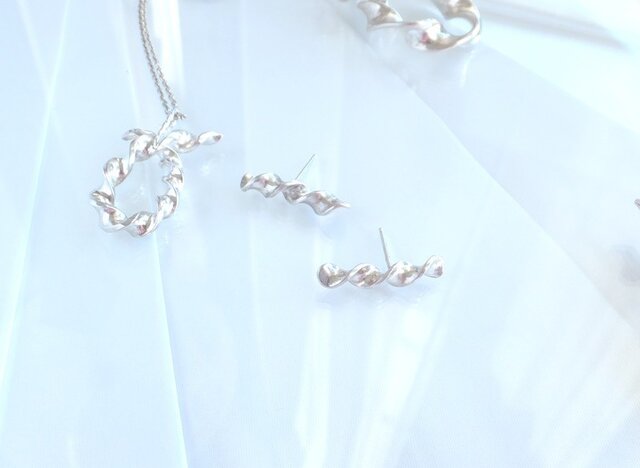 Twisted Silver Earring (Bar-line)の画像1枚目