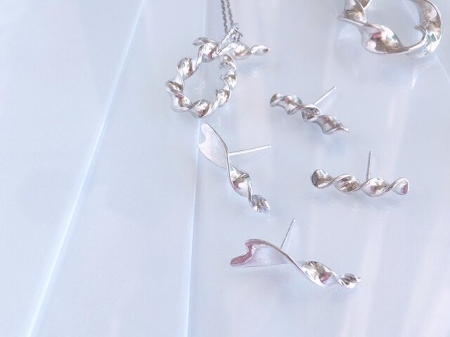 Twisted Silver Earring (Drape-line)の画像1枚目