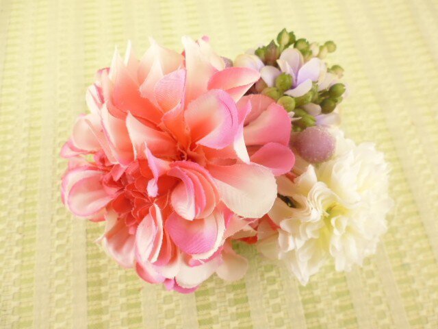 ふりふりダリアのコサージュの画像1枚目