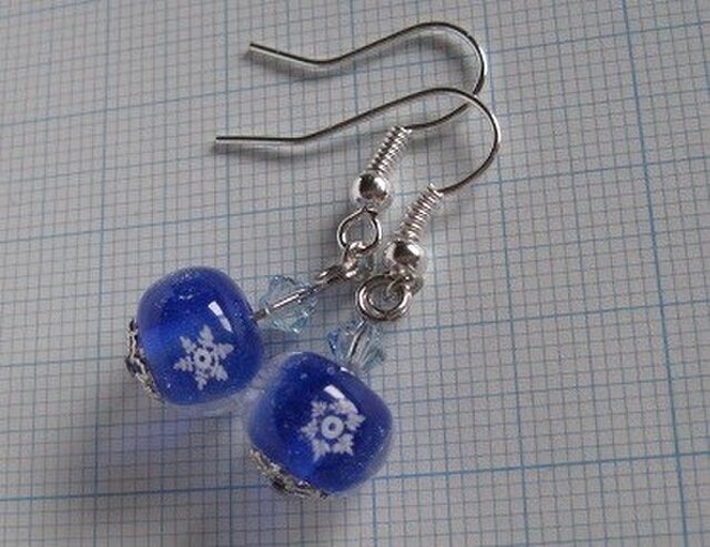 とんぼ玉 ピアス(雪の結晶)の画像1枚目