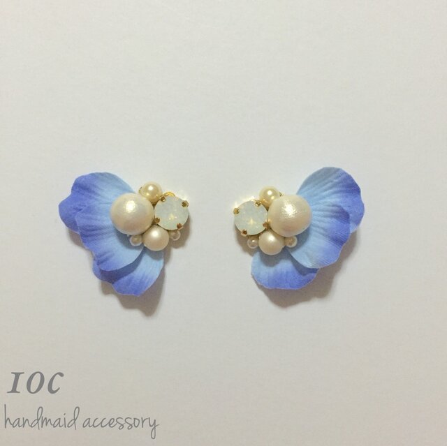 春風ふわり 花びら舞うピアス Blueの画像1枚目