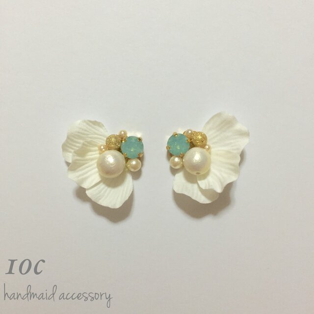 春風ふわり 花びら舞うピアス Whiteの画像1枚目