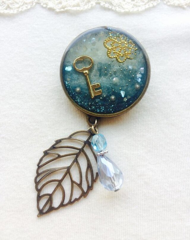 レジンバッジ　水底に眠る(青)