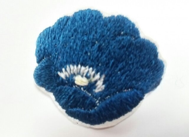 微妙につやめく紺色の刺繍のブローチの画像1枚目