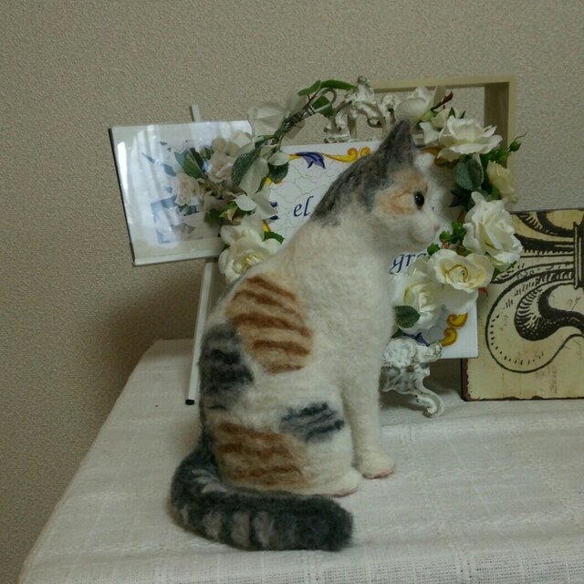 羊毛フェルトの三毛猫 | iichi 日々の暮らしを心地よくする