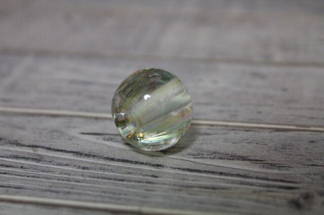 虹色の蜻蛉玉の画像1枚目