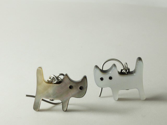 ブラックシェルのこねこピアスの画像1枚目