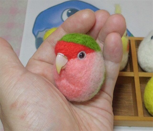 コザクラインコ ノーマル 羊毛フェルト 小鳥マカロン 選べる2タイプ マグネットまたはブローチ 受注製作 Iichi ハンドメイド クラフト作品 手仕事品の通販