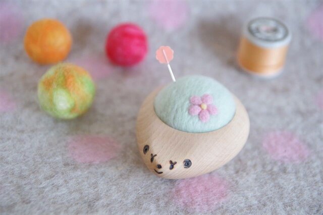 ハリネズミの羊毛ピンクッション【針山】お花 はるいろの画像1枚目