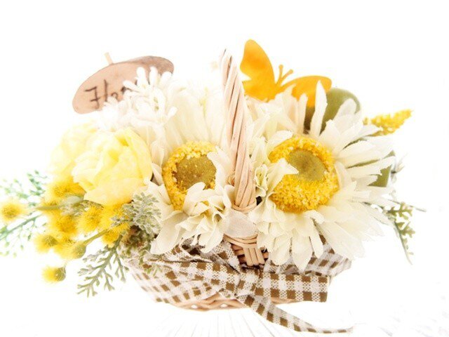 ミモザとお花畑の花かごの画像1枚目