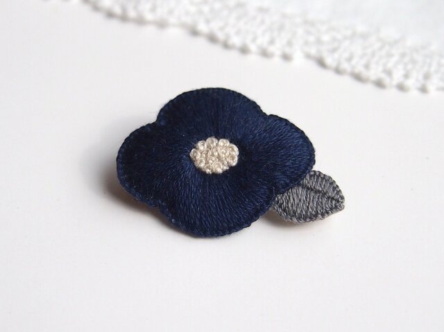 受注制作]お花の刺繍ブローチ（navy） | iichi 日々の暮らしを心地よく