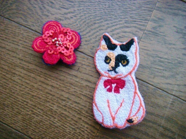 三毛猫華子とお花のブローチの画像1枚目