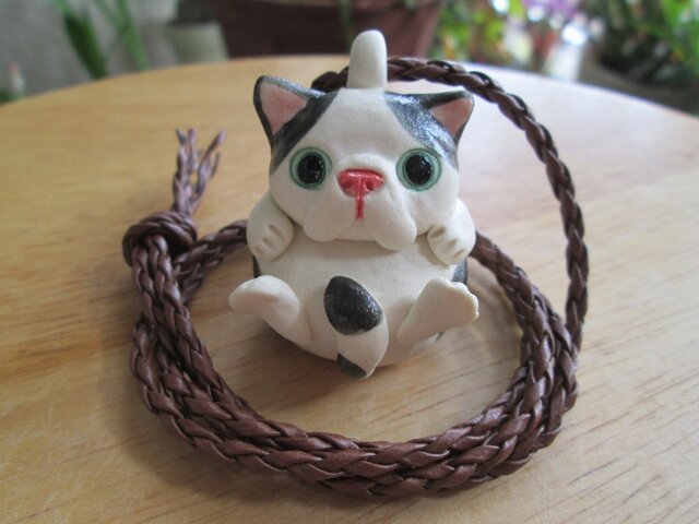 まるまる仰向けペンダント(エキゾチックショートヘア)の画像1枚目