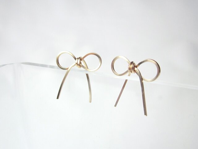 大人かわいいワイヤーリボンピアス☆14KGF シンプルverの画像1枚目