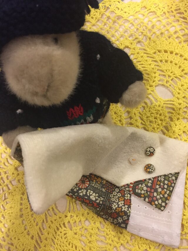 リバティプリントくるみボタン飾りのハンドタオル