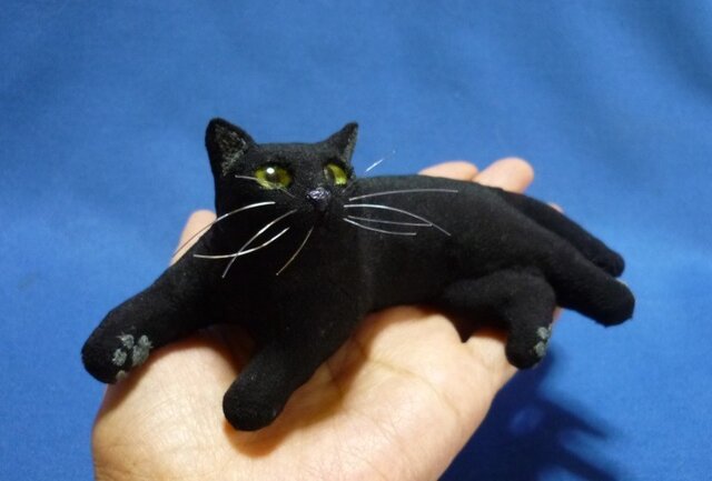 手乗り猫 見上げる金目の黒猫 | iichi 日々の暮らしを心地よくする