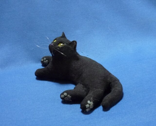 手乗り猫 見上げる金目の黒猫 | iichi 日々の暮らしを心地よくする