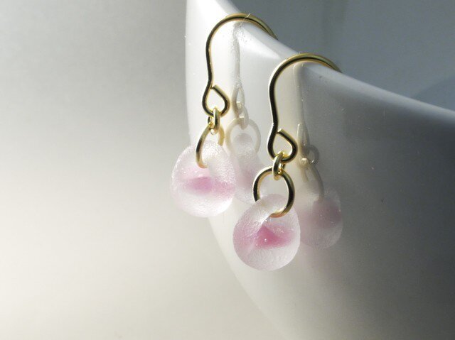 ハンドメイド・ビーズのひとつぶピアス 桜砂糖の画像1枚目