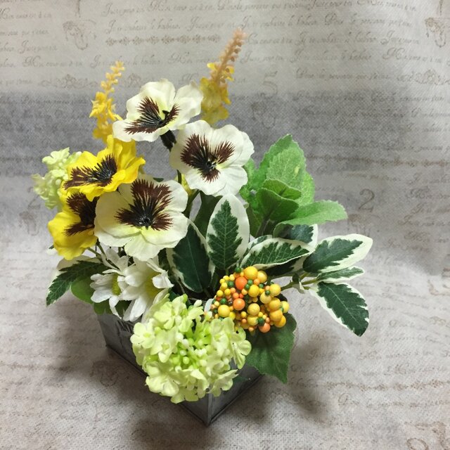 横長デザイン フラワーアレンジメント ブリキの花器 アートフラワーのブリキアレンジ(横長)2 | iichi 日々の暮らしを