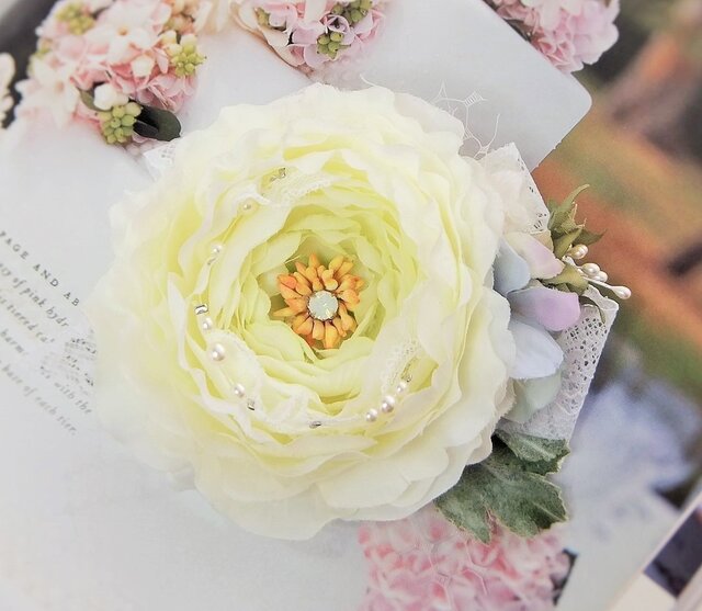 エルザの花飾り☆ラナンキュラスとあじさいのコサージュ☆*:.ピュアホワイトの画像1枚目