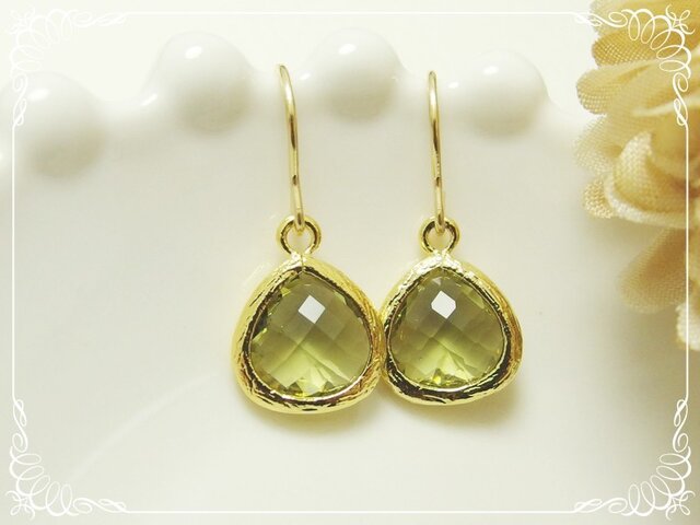 *P175*しずく型ガラスストーン(オリーブ色)☆ピアス(S)の画像1枚目