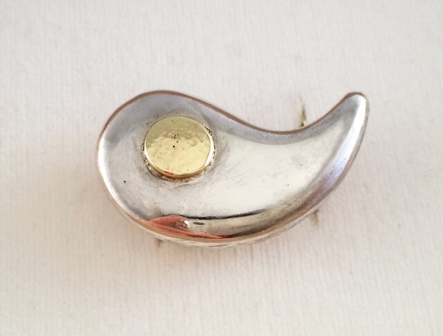 勾玉◇銀・真鍮◇帯留め | iichi 日々の暮らしを心地よくする