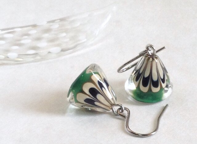 GLASS * mt.Fuji (富士山) ピアス (緑×黒)【受注制作】の画像1枚目