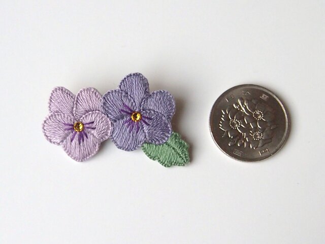 受注制作]スミレの刺繍ブローチ | iichi 日々の暮らしを心地よく