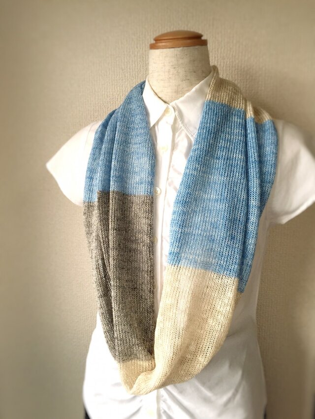 コットンとリネンの機械編みスヌード ライトブルー×グレーの画像1枚目