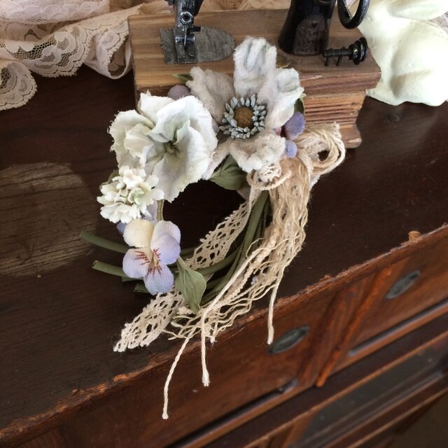 布花コサージュ ブルーグレーの野薔薇やパンジーすみれの画像1枚目