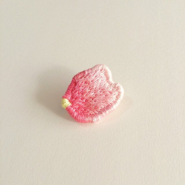 『桜の花弁』ブローチの画像1枚目