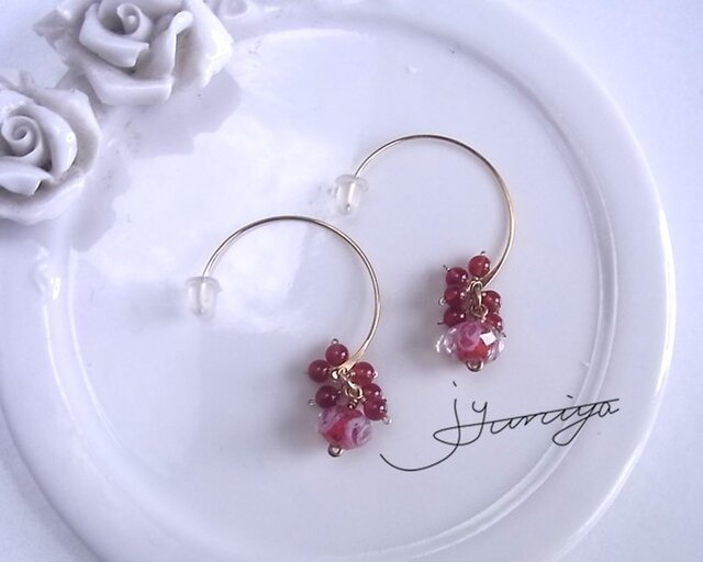 水辺の薔薇ピアス(レッド)の画像1枚目