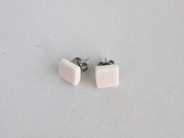 陶の四角ピアス 桜色の画像1枚目