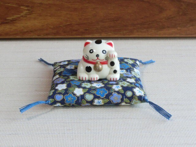 置物用お座布団 金彩紺色花模様 6.5 cm角 | iichi 日々の暮らしを