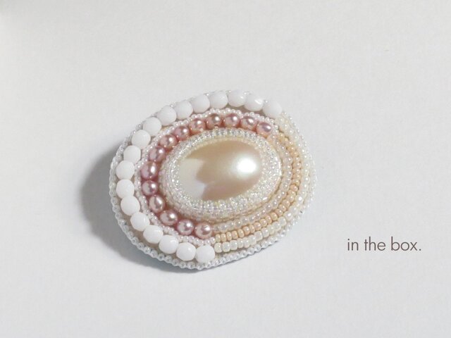 クリームパールのビーズ刺繍のブローチの画像1枚目