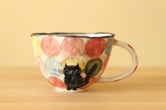 粉引き手びねりくろねこちゃんにカラフルドットのカップ。の画像1枚目