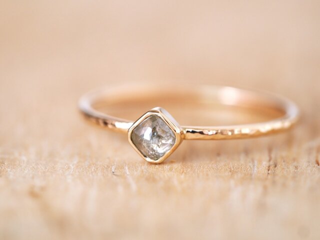Diagonal Square Diamond Ring Ice Greyの画像1枚目